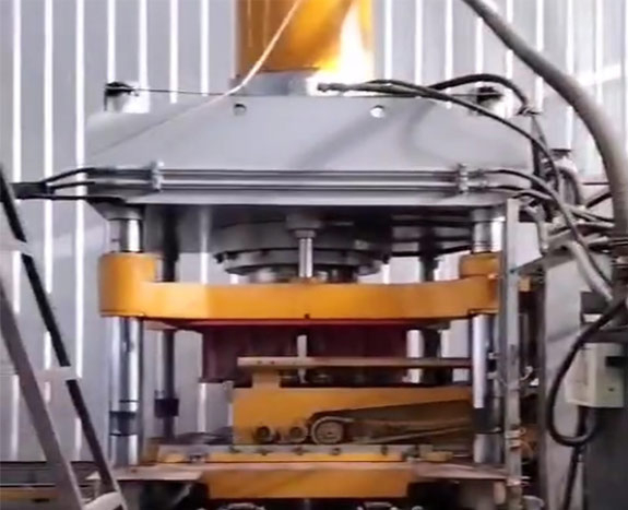 子母車養(yǎng)護(hù)自動化碼垛機(jī) 全自動靜壓磚機(jī)生產(chǎn)線客戶現(xiàn)場